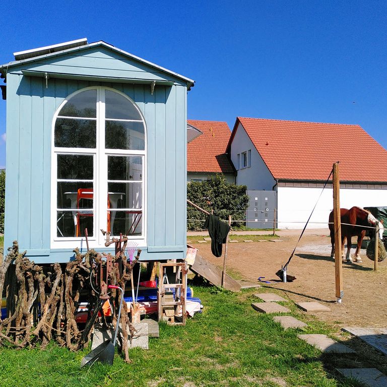Therapie- und Coachingraum im Bauwagen bei Freiburg – Gespräche über Zweifel und Unsicherheiten fallen hier leichter und Stärkung wächst.
